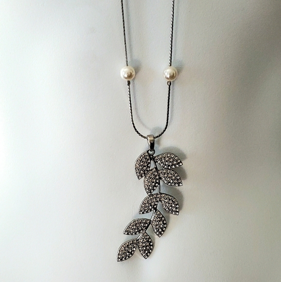 Chico's Laurel Leaf Silvertone and Pearl Necklace New with Tags - Picture 2 of 5